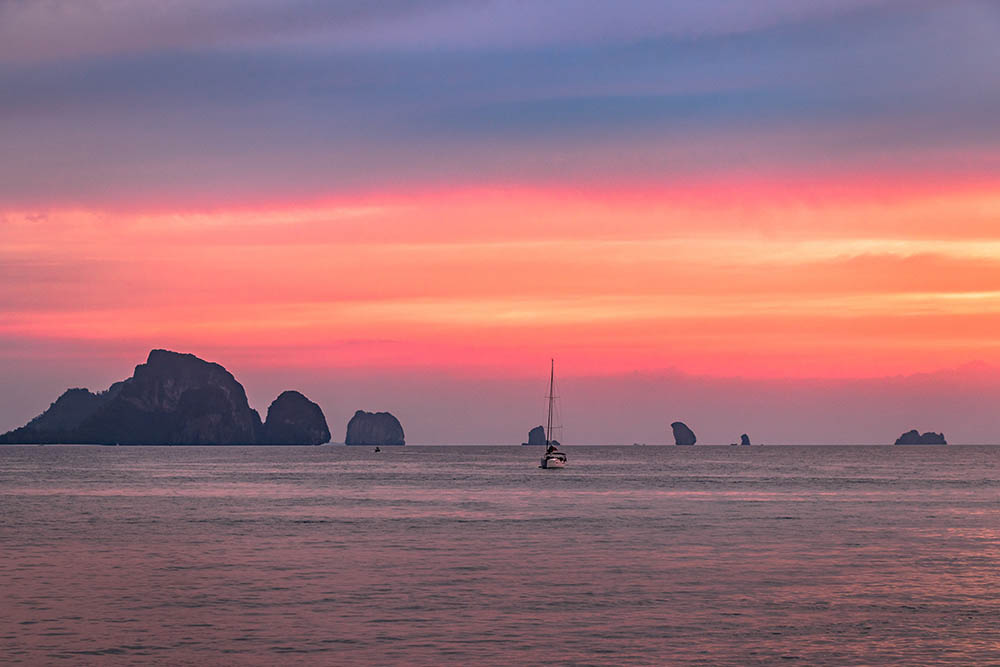 coucher de soleil rose sur la mer et les îles de krabi