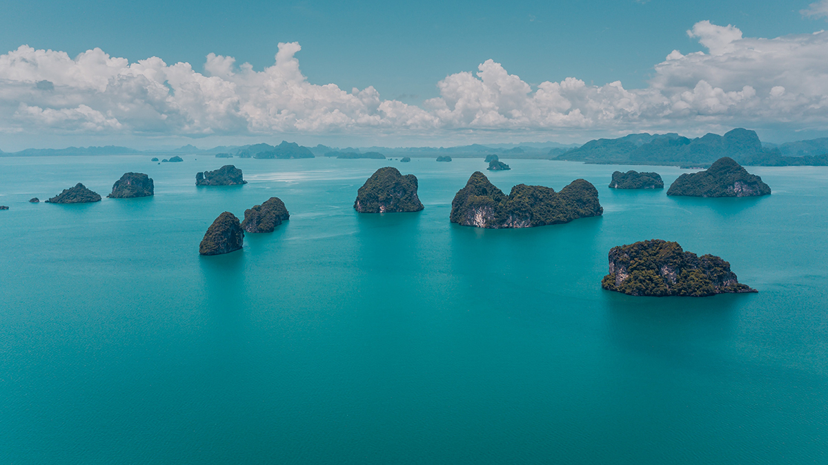 la petite île au large de Krabi, Thaïlande 5 grandes îles au premier plan, avec d'autres îles et le continent à l'arrière-plan