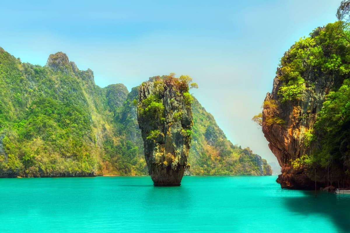 la isla de james bond en tailandia una roca caliza en medio del mar que parece desafiar la gravedad con una base delgada y una cima ancha