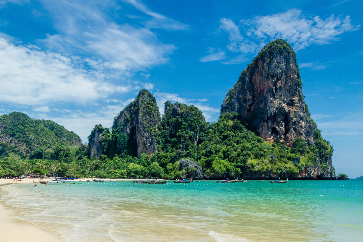 Vue des falaises de calcaire qui séparent les plages de Railay Ouest et de Phranang, prise depuis la plage Ouest.