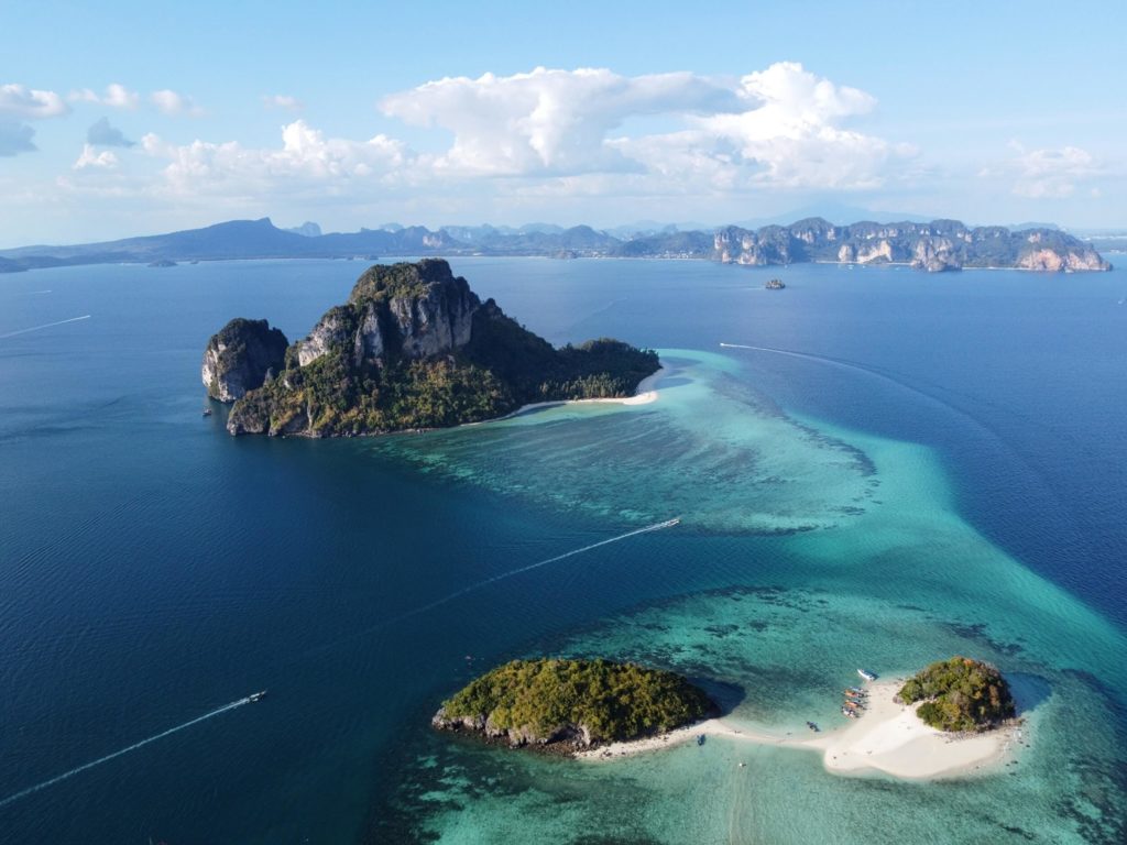Photographie par drone de Krabi - eaux bleues avec deux îles et une plage de sable au premier plan
