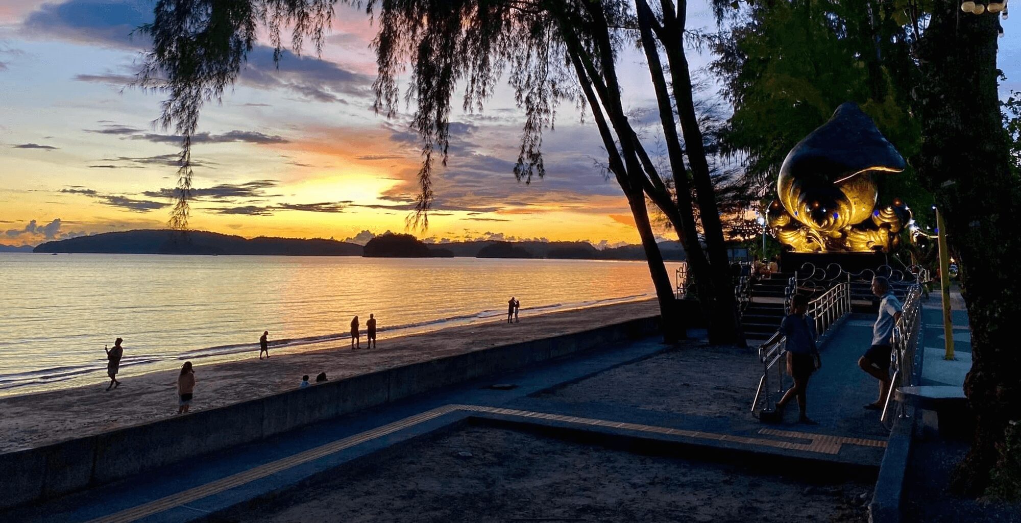 Coucher de soleil sur la plage d'Ao Nang avec des pluies et des jaunes