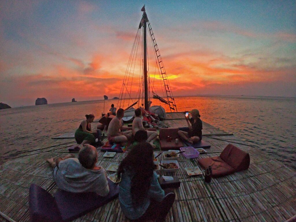 excursión en barco al atardecer en krabi