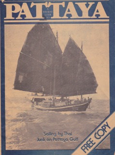 Vieille photo d'un magazine de Pattaya avec un bateau pirate en couverture
