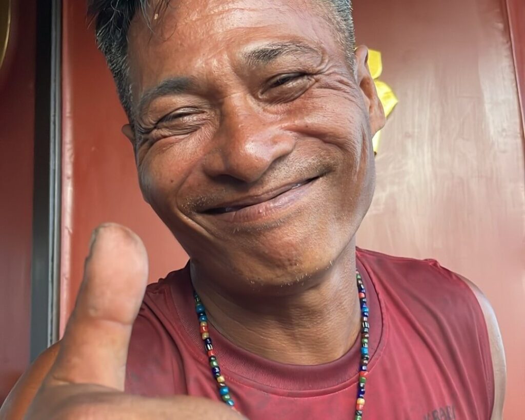 le capitaine de krabi sunset cruises fait un gros doigt d'honneur à l'appareil photo