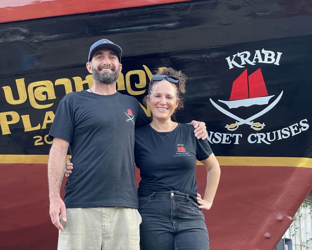 michael et carolyn de krabi sunset cruises dehors un gros plan du bateau