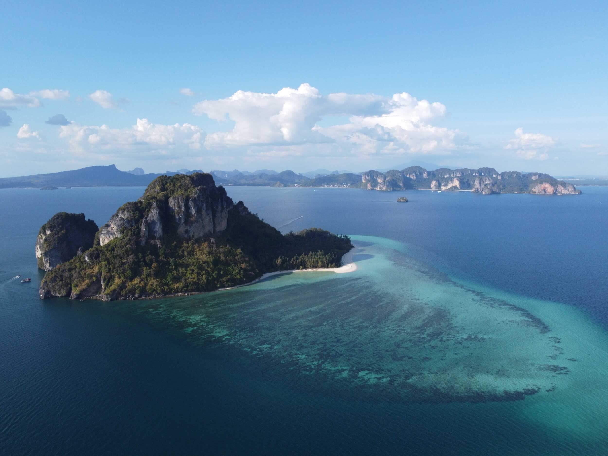 Koh poda vista de dron - una de las islas en un krabi 4 island tour
