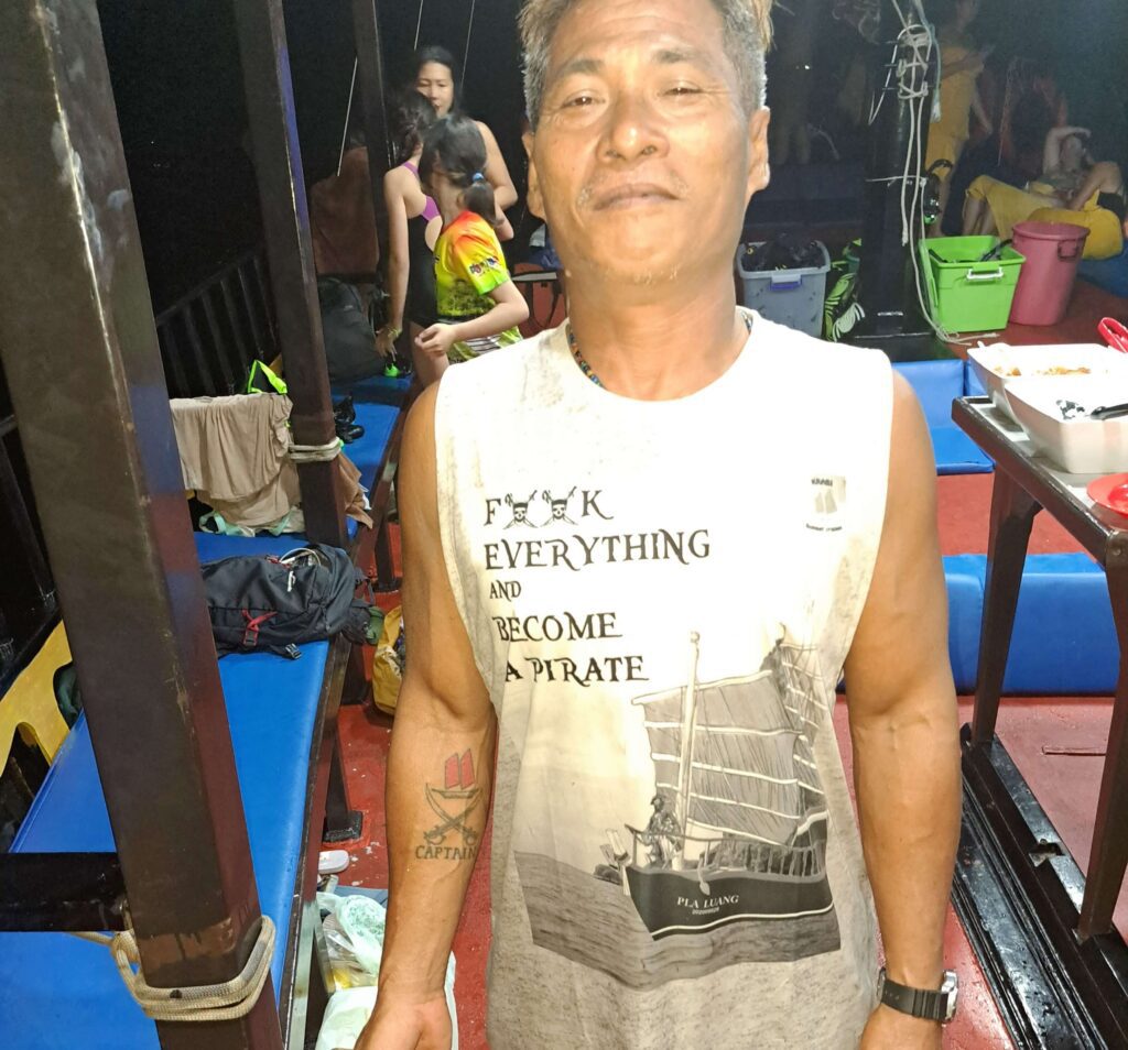 krabi sunset cruise captain con su tatuaje de capitán