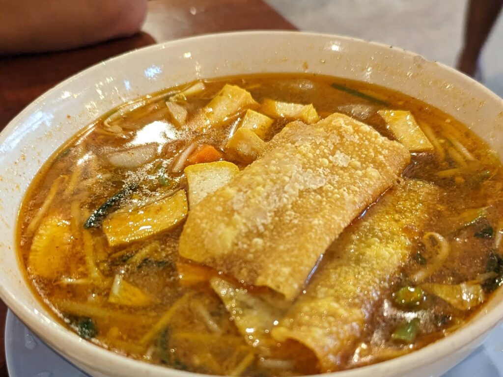 comida tailandesa recién preparada en krabi
