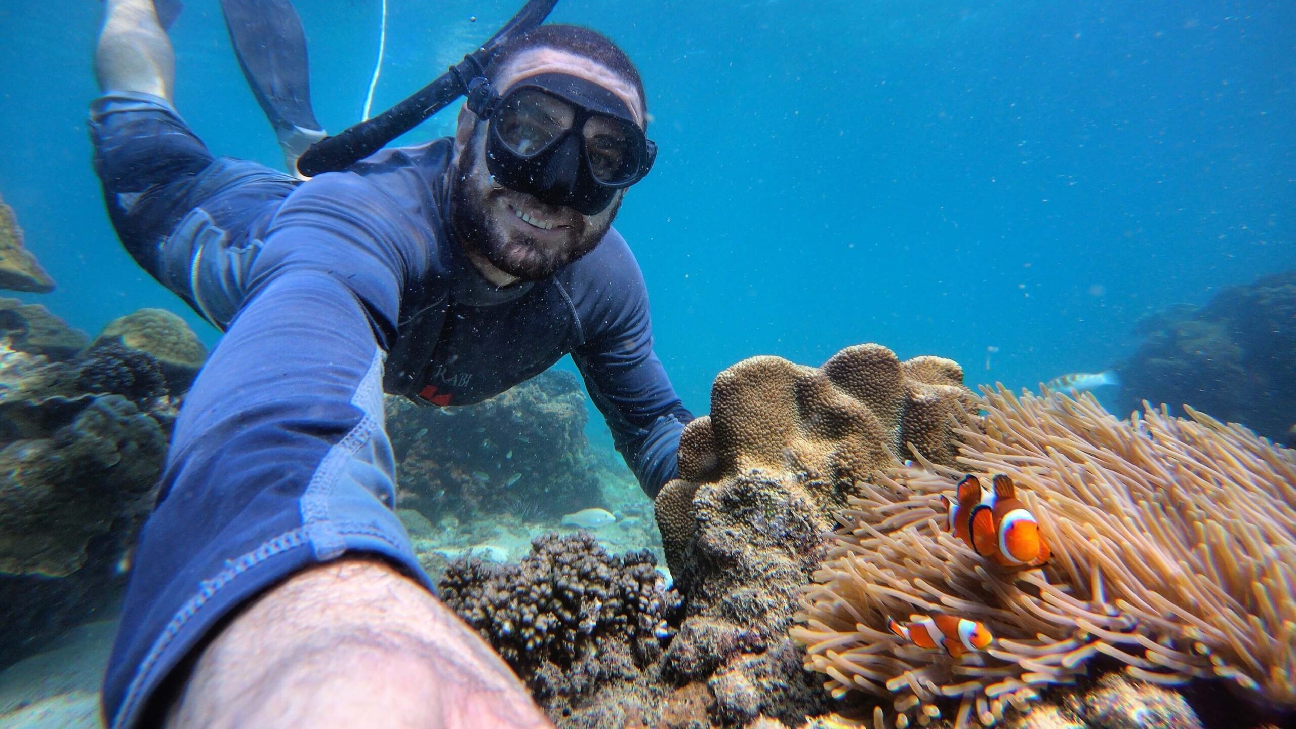selfie sous-marin avec un poisson clown à krabi