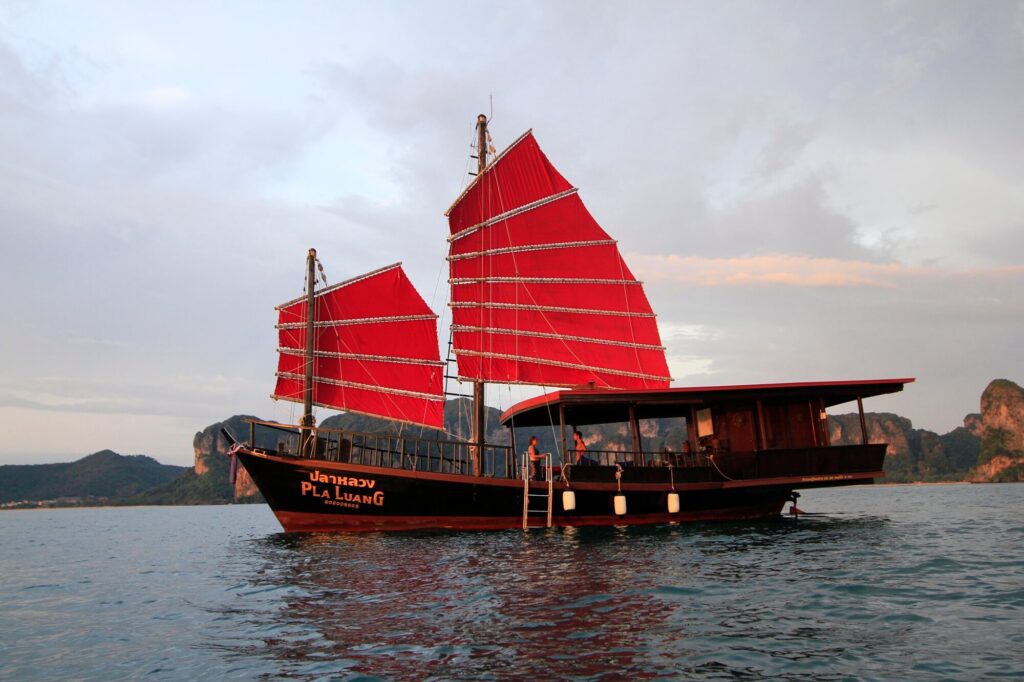 un primer plano del barco de krabi sunset cruises justo antes de la puesta de sol