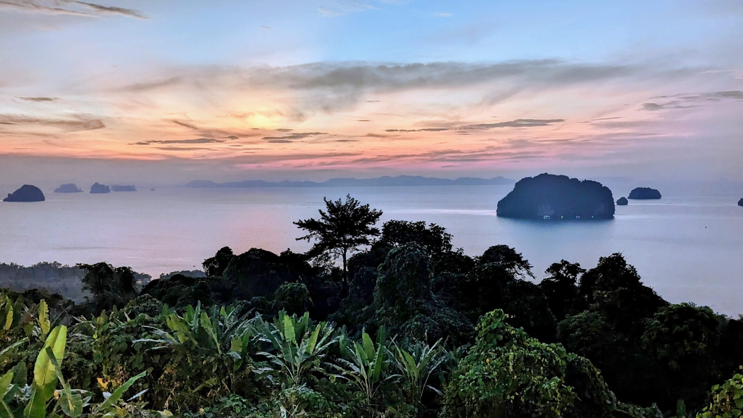 coucher de soleil sur la colline de khaotong krabi
