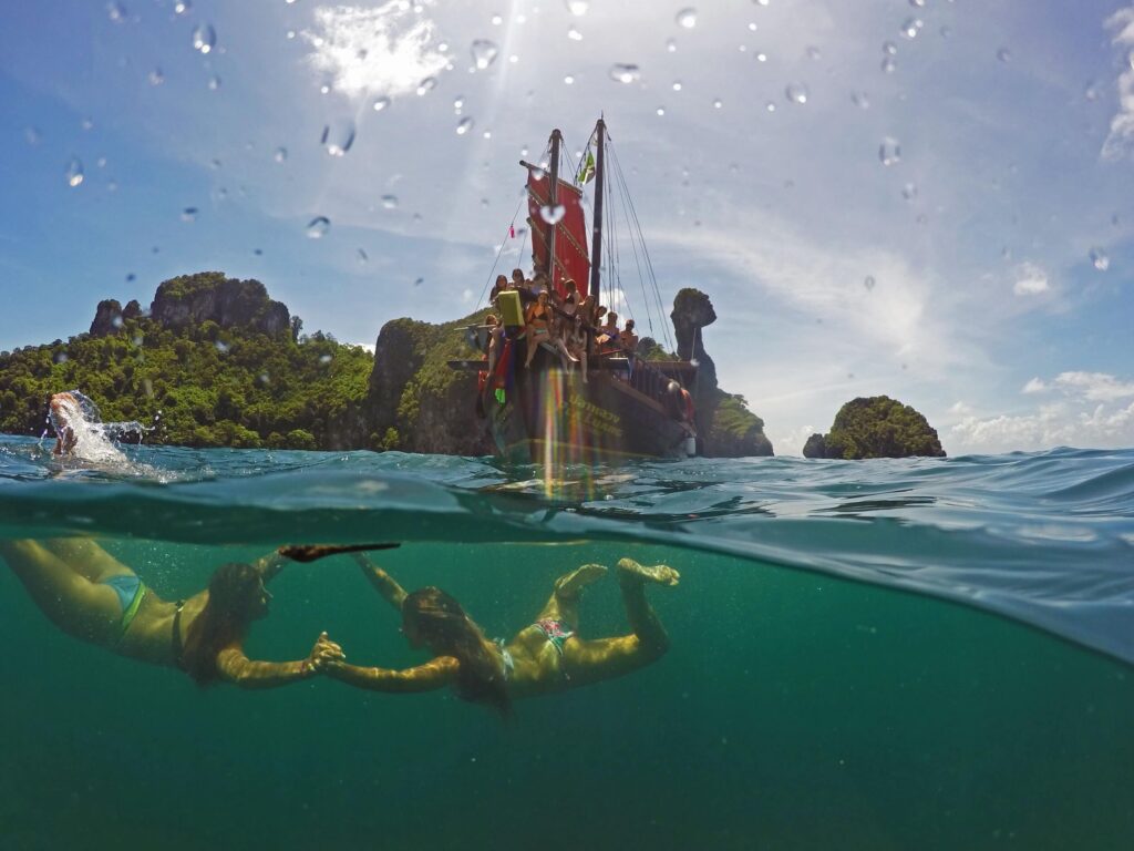 dos chicas practicando snorkel en chicken island 