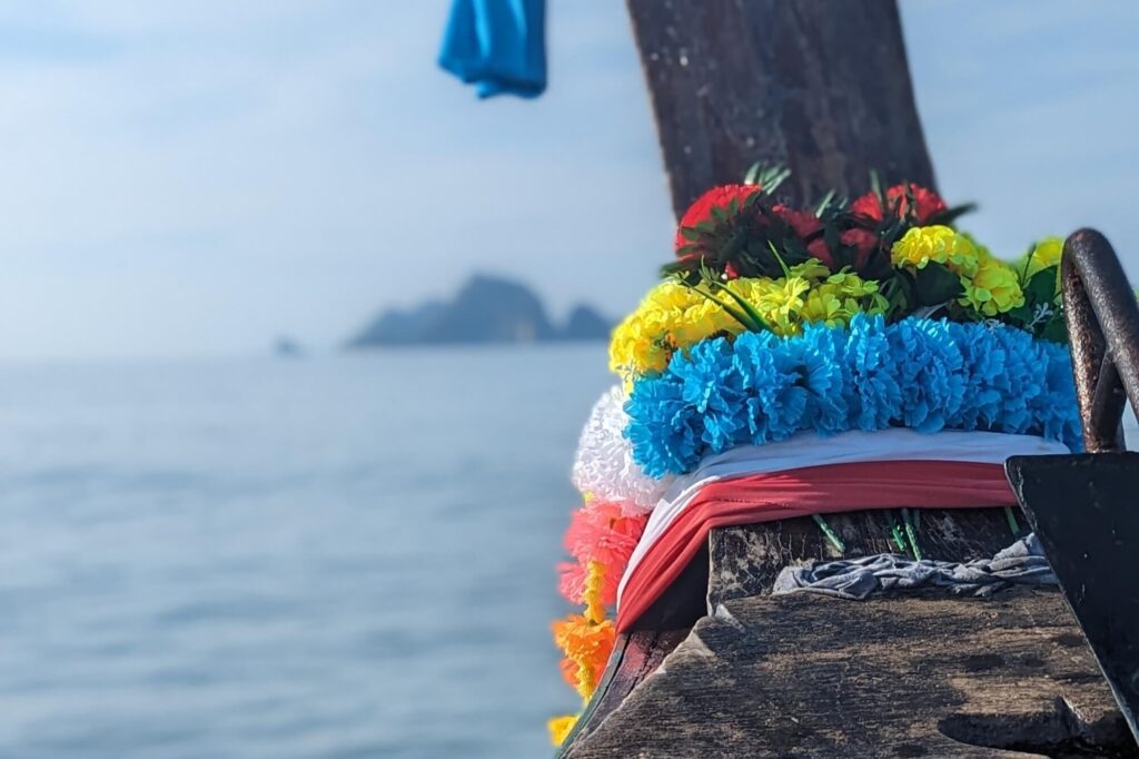 colorida decoración floral atada a la parte delantera de un barco de cola larga