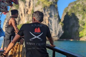 L'équipage des croisières au coucher de soleil à Krabi admire les falaises calcaires depuis le bateau