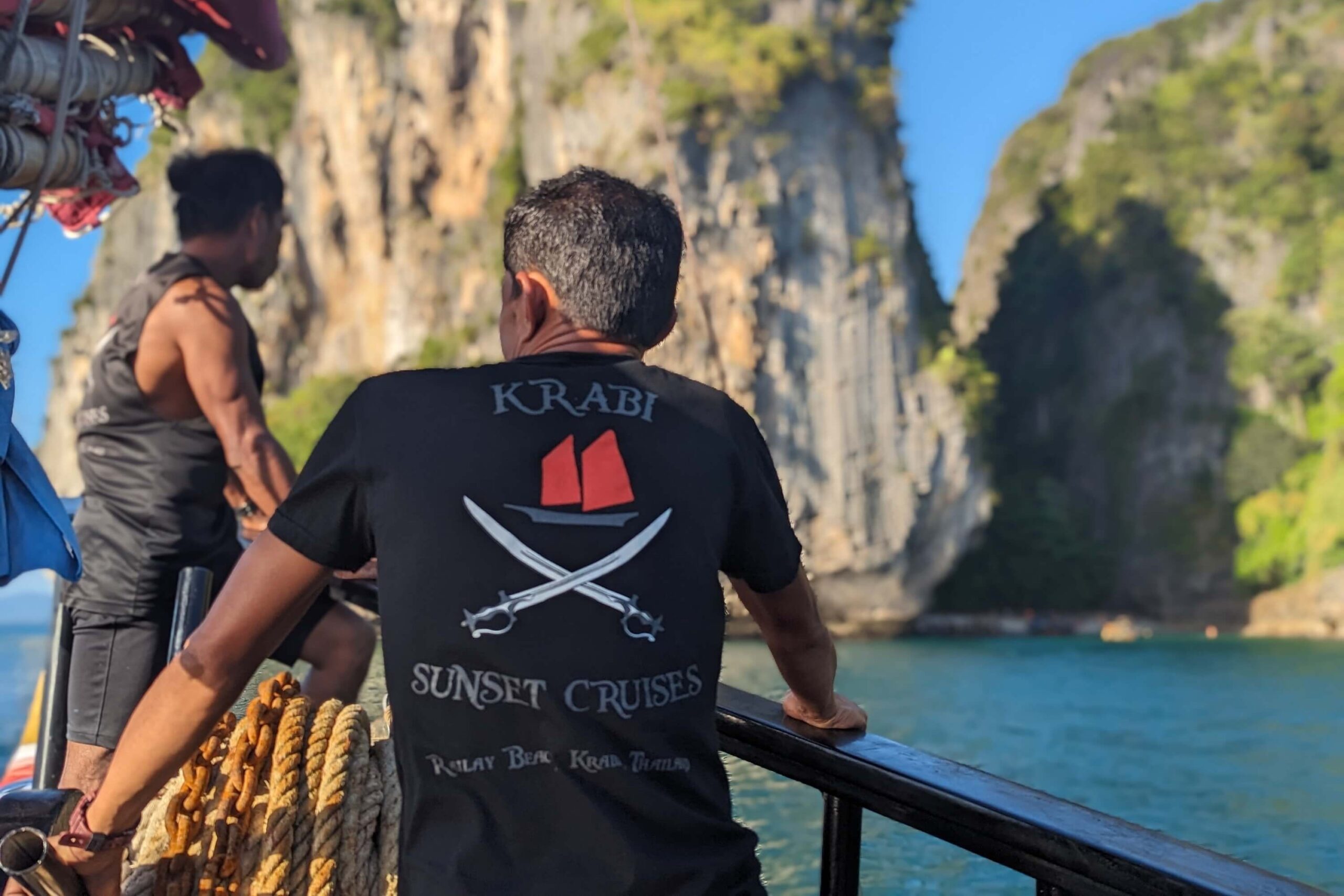 L'équipage des croisières au coucher de soleil à Krabi admire les falaises calcaires depuis le bateau