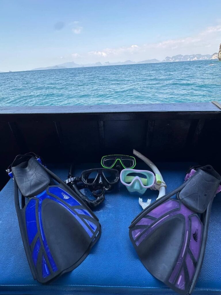 Des masques de plongée, des tubas et des palmes sont mis à la disposition des passagers à bord du bateau « junk » de Krabi Sunset Cruises, à Krabi.
